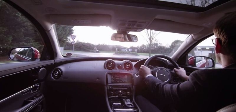 Jaguar Land Rover entwickelt derzeit eine Reihe von neuen Technologien, die den Fahrer mit ausgewählten Farben, Tönen und haptischen Signalen schnell und sicher auf mögliche Gefahren aufmerksam machen. (Jaguar Land Rover)