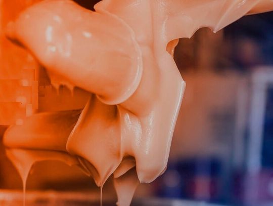 Fette und Öle sind in der Industrie nicht wegzudenken. Einige davon haben ideale Eigenschaften, weil sie per- oder polyflourierte Moleküle enthalten – PFAS. Diese gelten als schädlich und sollen zum Teil verboten werden. Elkalub informiert hier, was auf die Industrie zukommen kann.(Bild:  Elkalub)