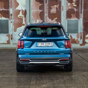 Der rund 2,1 Tonnen schwere Allradler schafft den Sprint auf 100 km/h in 8,7 Sekunden.(Bild:  Kia)