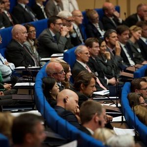 Personalentscheider aus allen Wirtschaftszweigen folgten konzentriert den Ausführungen Experten auf dem Podium.