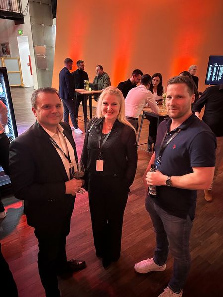 Melchior Franke (Schenker) fragt Manuela Lazar und Björn Polzin (ALSO), wann der CTV Termin ist? (Bild: Vogel IT-Medien GmbH)