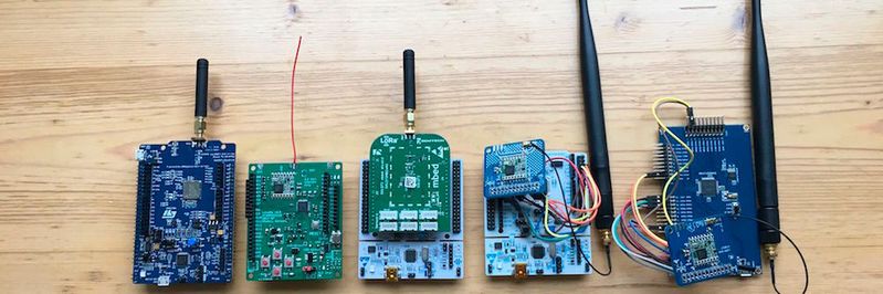 LoRa-verwendet eine spezielle Frequenzspreizung-Modulation. Grundsätzlich kann diese Modulation auf allen Frequenzen verwendet werden, gängig sind die kostenlosen Frequenzbereiche 433 MHz sowie 868 MHz in Europa. Oft wird 868 MHz verwendet, da dieses Band weniger belegt und besser reguliert ist und somit eine bessere Funkbasis bietet.(Bild:  Radioshuttle)