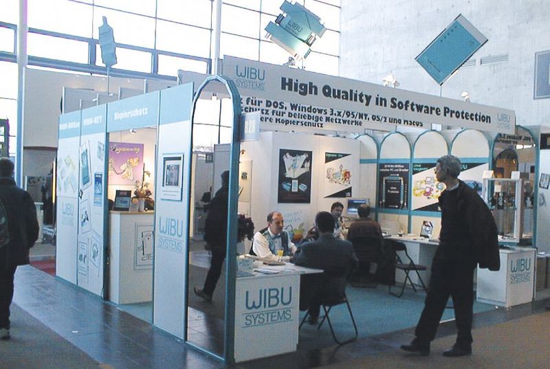 1990: Der erste CeBIT-Auftritt. Obwohl erst ein Jahr alt, erntete das junge Unternehmen bereits großes Interesse aus der Industrie. (Bild: WIBU-SYSTEMS AG)