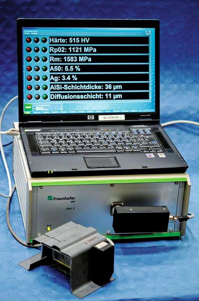 3MA-Prüfsystem mit Ergebnisdarstellung des Prüfergebnisses auf dem PC; Härte, Rp0.2, Rm, A50, Ag, AlSi-Schichtdicke und Diffusionsschichtdicke werden gleichzeitig bestimmt. (Bild: Fraunhofer-IZFP)