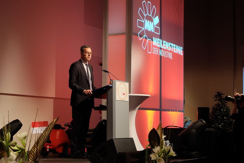 Wirtschaftsweiser Prof. Dr. Peter Bofinger kritisierte die Investitionszurückhaltung der deutschen Unternehmen und mahnte: „Machen Sie es nicht wie die schwäbische Hausfrau und sparen Sie Geld. Haben Sie Mut zur Investition.“ (Bild: Schreier)