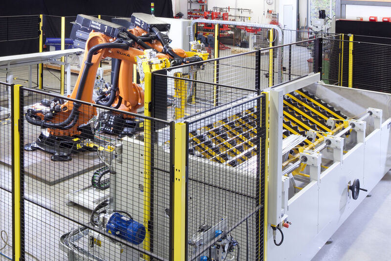 Eine Spannvorrichtung ermöglicht den Robotern die Rohre von einer oder von zwei Seiten parallel zu bearbeiten. (Bild: Transfluid)
