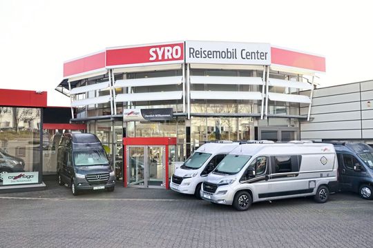 Syro Reisemobile hat seinen Sitz in einem ehemaligen Ferrari- und Maserati-Autohaus direkt am Dortmunder Flughafen. (Bild:  Mauritz)
