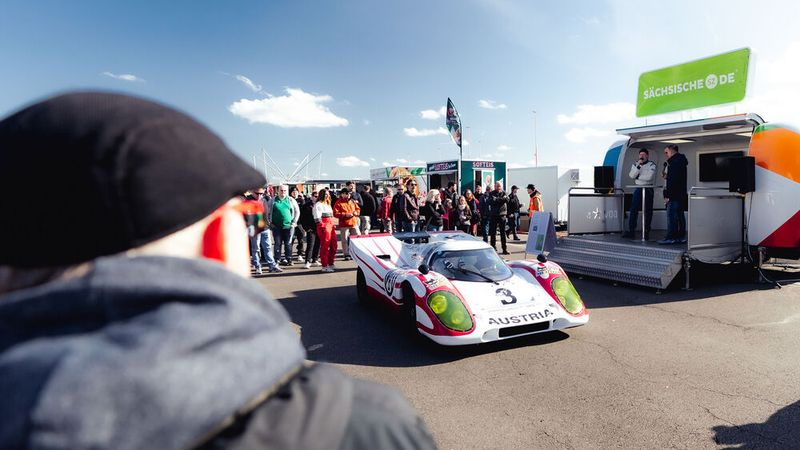 Gab es ebenso wie nationale Modelle der Rennsportgeschichte zu sehen und hören: Echte Ikonen des internationalen Motorsports wie diesen Porsche 917. (Bild: DEKRA / Christian Storch)