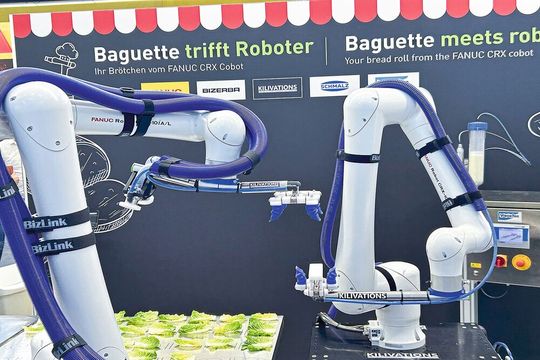 Im Zusammenspiel aller Partner belegte die Automatisierungszelle auf der Automatica das perfekte Sandwich. (Bild:  J. Schmalz GmbH)