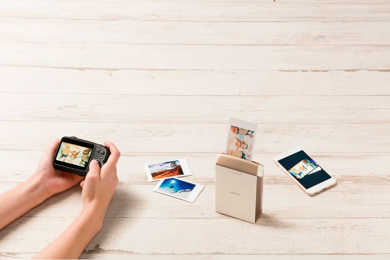 Mit der FinePix XP120 ist die kabellose Übertragung von Bildern und Videos auf Smartphone, Tablet oder Computer unkompliziert möglich. Die vom Smartphone aufgezeichneten Geokoordinaten können in den Bilddateien der Kamera abgespeichert werden. (Fujifilm)