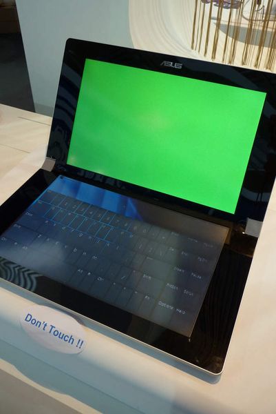 Der Don’t Touch-Aufkleber am Touch-Screen-Notebook wurde angebracht, nachdem ein Messebesucher versuchte, den Prototypen zusammenzuklappen. Absplitterungen am Gehäuse zeugen davon, denn klappbar ist das handgefertige Modell noch nicht. (Archiv: Vogel Business Media)