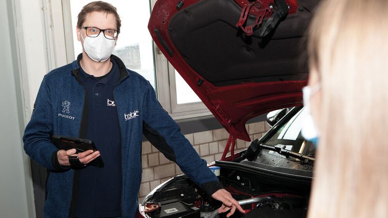 Bereits bei der Fahrzeugannahme kommt in den Filialen der Auto-Bebion-Gruppe das Tablet zum Einsatz, um gemeinsam mit dem Kunden den Reparaturumfang festzulegen. (Bild: Auto Bebion)
