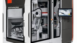 Angedockt: Die „Mobile Bending Cell“ ermöglicht die Automatisierung einer konventionellen Abkantpresse. Dabei kommt Funktechnologie zum Einsatz. (Bystronic)