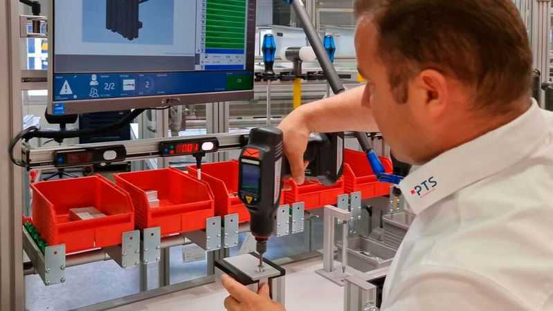 Für die Live-Montage wird ein höhenverstellbarer Arbeitsplatz mit einer Werkerführung, einem Positionserkennungssystem, einem leichtgängigen Handlingsystem sowie intelligenter Schraubtechnik kombiniert.(Bild:  PTS Automation)