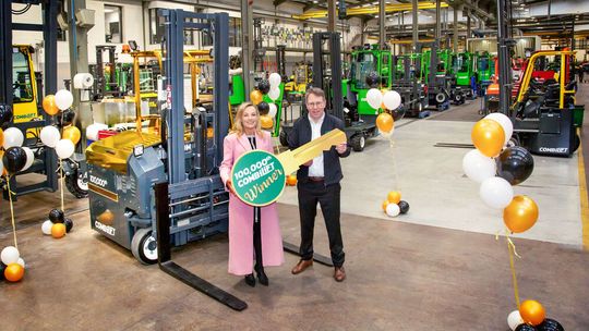 Kareen Farrell ist glückliche Gewinnerin des goldenen Combi-CBE, den sie aus den Händen von Combilift-CEO Martin McVicar in Empfang nahm.(Bild:  Combilift)