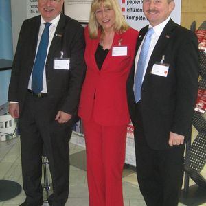 Jürgen George, Pepperl+Fuchs,  Monika Reek, NAMUR Geschäftsstelle und Dr. Peter Zgorzelski, Bayer Technology Services vor dem PROLIST Stand.