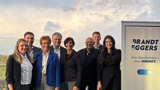 Gehen künftig als fusioniertes Unternehmen einen gemeinsamen Weg: die Autohäuser Brandt und Eggers (im Bild: die Unternehmensleitungen). (Bild: Autohaus Brandt/Autohaus Eggers)