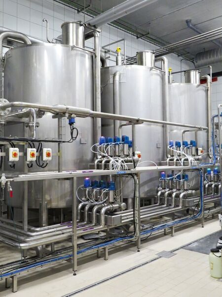 CIP systems are essential for absolutely hygienic production. Vega sensors continuously measure the level of the cleaning agent for the cleaning and sterilisation of the production equipment. (Vega)