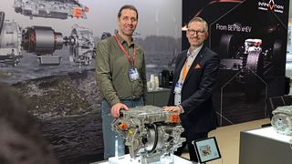 Dr. Håkan Sandquist (rechts), Director Strategy and CEO Office bei InfiMotion, mit »Automobil Industrie«-Redakteur Sven Prawitz auf der IAA Mobility 2025. (Bild: Vogel Communications Group/Stefan Hafen)