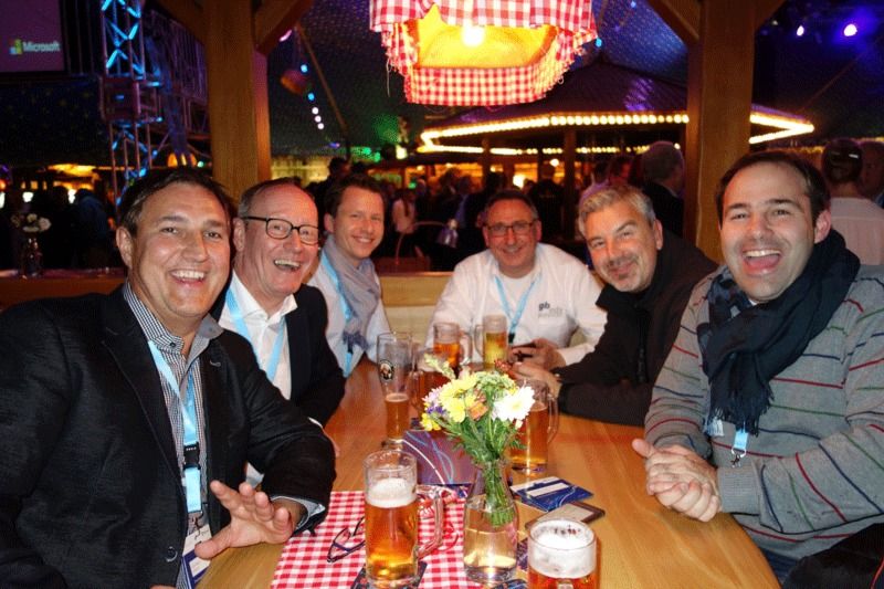 Gesellige Runde: Dirk Kleiner, Kumavision, Jürgen Baier, Prodware, Sascha Kleine-Boes, d.velop, Georg Böhlen, gb edv, Dirk Luhmann, akquinet und Mike Brömmelstrote, d.velop (v. l.) (Bild: IT-BUSINESS)