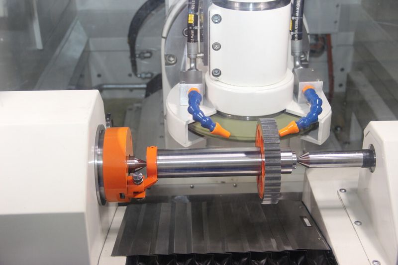 Die weiterentwickelte Rotationsform- und Gewindeschleifmaschine 3G mit Torque-Antrieb der Schleifspindel… (Bild: Kuttkat)