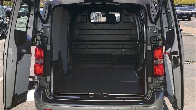 Beladen wird im Heck klassisch per Flügeltüren. (Bild: Schweitzer)