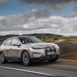 Mit einem cw-Wert von 0,25 hat der große SUV weniger Luftwiderstand als der BMW i8 und manch anderer Sportwagen.(Bild:  BMW)