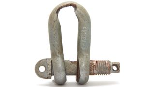 Schäkel (1 t Tragfähigkeit) und Bolzen sind an der Berührungsstelle zur Lastaufnahme stark verschlissen, daraus resultiert die Verformung beider Teile. (Heidkamp)