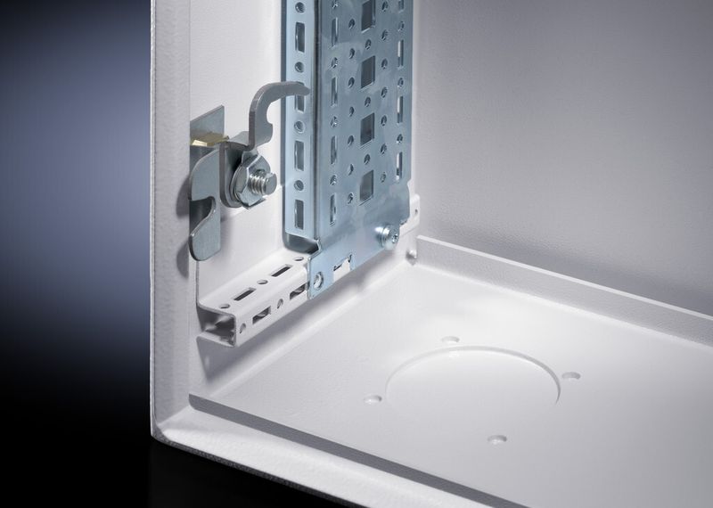 Das Bediengehäuse lässt sich über die an den inneren Seitenwänden angeformten Profilschienen, die über ein TS-8-Lochraster verfügen, mit Montagestegen und Systemchassis sowohl vertikal als auch horizontal flexibel je nach Anforderung bestücken. (Bild: Rittal)