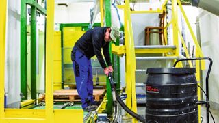 In den verschiedenen Betriebsbereichen der Mälzerei – hier bei der Big-Bag-Abfüllung – sorgen Ruwac-Sauger für Sauberkeit.  (Bild: Ruwac Industriesauger GmbH)