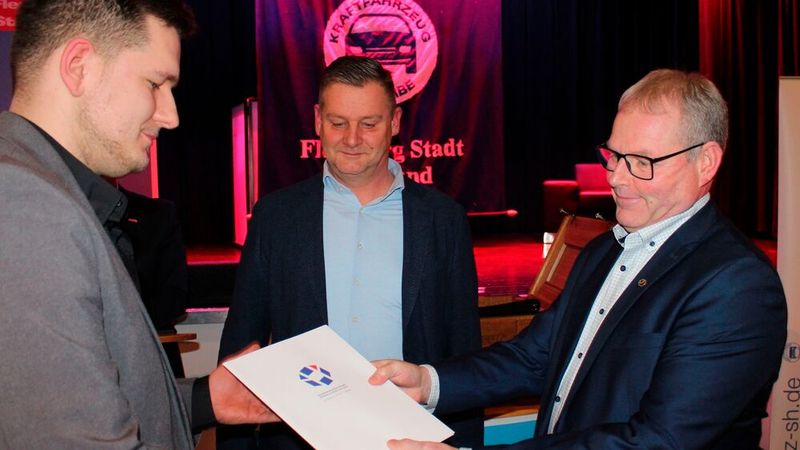 Timo Jäger (Mitte) ist Innungsbester des aktuellen Jahrgangs der Kfz-Innung Flensburg Stadt und Land. Knuth Behrens, Leiter der gewerblichen Ausbildung bei der FFG (l.), und Obermeister Günther Brodersen gratulieren dem Jung-Gesellen zum vorbildlichen Ausbildungsabschluss. Insgesamt hoben sie 35 Auszubildende der Innung in den Gesellenstand. „In den vergangenen dreieinhalb Jahren haben Sie alle Höhen und Tiefen der Ausbildung erlebt. Nicht immer war es einfach, alle Interessen unter einen Hut zu bekommen. Aber mit Fleiß und Ehrgeiz haben Sie das Ziel bravourös erreicht“, lobte Obermeister Günther Brodersen bei der Freisprechungsfeier. Die fand im Beisein von Jan-Nikolas Sontag, Geschäftsführer des Kfz-Gewerbe-Verbandes Schleswig-Holstein, an der Flensburger Förde im Veranstaltungssaal des „Treffpunkt Mürwik“ statt. (Bild: Kfz-Innung Flensburg Stadt und Land)