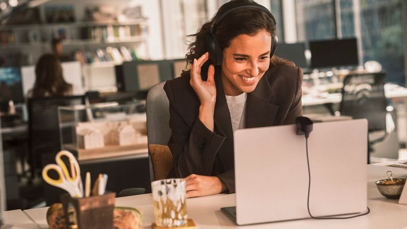 Jabra hat das Evolve3 75 und das Evolve3 85 vorgestellt. Sie kommen ohne Mikrofon-Arm aus und sollen einen hohen Tragekomfort bieten.(Bild:  Jabra)