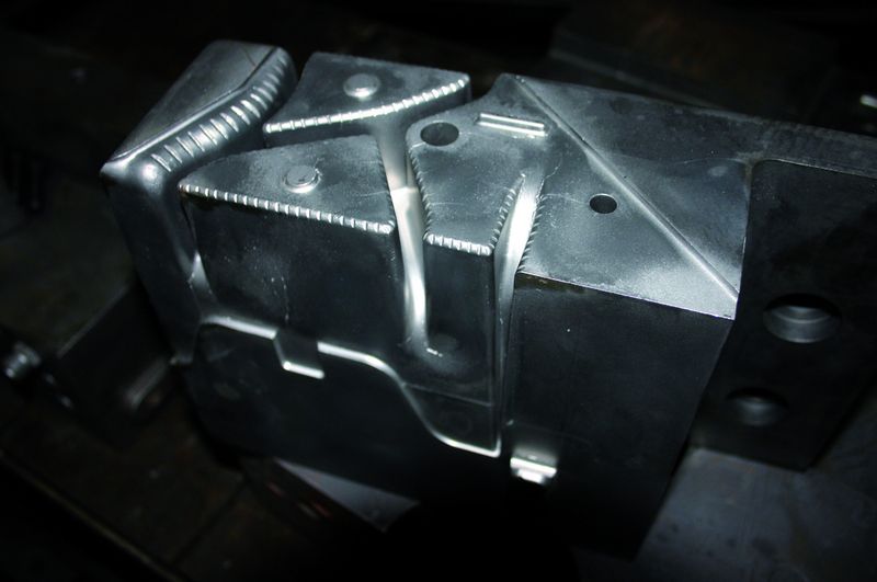 Bild 3: Komplexe 3D-Konturen und tiefe Kavitäten kennzeichnen die Werkzeug- und Formeinsätze bei Metal Technologies Sachs.  Bilder: Iscar (Archiv: Vogel Business Media)