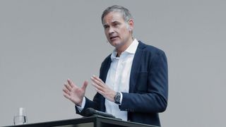 Volkswagen-Konzernchef Oliver Blume lässt derzeit keinen Zweifel aufkommen, dass er die Kosten beim deutschen Autobauer senken will. (Bild: Porsche)