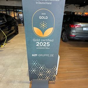 Großen Wert legt die AZF-Gruppe auch auf das Thema Nachhaltigkeit. AZF wirbt damit, dass es das erste nachhaltige Autohaus in Deutschland ist. Konkret wurde das VW-Autohaus vom Hersteller als erster Betrieb in Deutschland mit dem Go-to-zero-Gold-Status ausgezeichnet. AZF hat unter anderem 44 Ladepunkte auf seinem Gelände, ist beim Stromverbrauch CO2-neutral und erstellt eine eigene Klimabilanz.(Bild:  Mauritz – VCG)