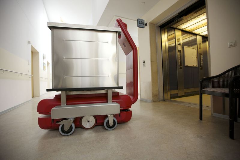 Der Casero fährt zur Abgabe des Wäschebehälters mit dem Fahrstuhl in den Keller. Bild: MLR System (Archiv: Vogel Business Media)