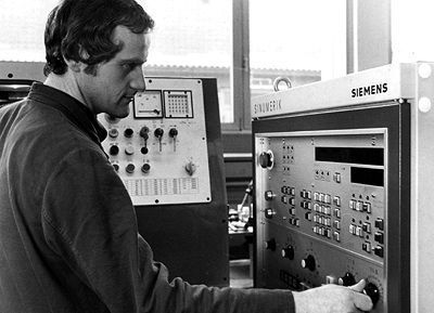 Der Serienfertigung gingen intensive Tests an Dreh- und Fräsmaschinen voraus. Später brachte Siemens die verbesserte Version  System 7 Sprint heraus, mit der sich Konturen programmieren ließen. Die ersten industriell hergestellten Personal Computer (PC) wie der Apple II und der Commodore PET 2001 kamen erst 1977 auf den Markt (Archiv: Vogel Business Media)
