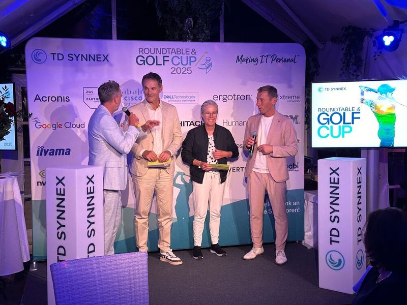 Das sind die Sieger des Turniers: Andreas Bortoli (der schon etwas Michael Schumacher Style hat, denn er gewinnt gefühlt jedes Jahr) und Daniela Reichel (EW Services). (Bild: Vogel IT-Medien)