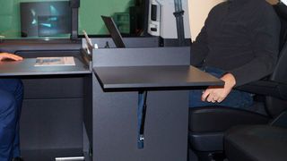 Ein werkzeugfrei herausnehmbarer Schreibtisch auf einer Gleitführung ermöglicht das Arbeiten an zwei Monitoren und mit integriertem Multifunktionsdrucker im Camper. (Igus)