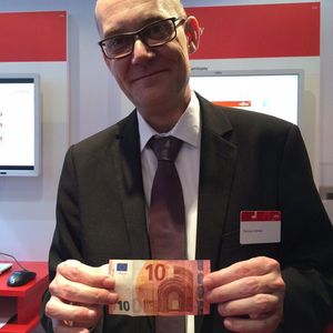 Vorbild für die mehr als zweijährige Entwicklung des Sicherheitskonzepts "Stealth" sei ein Euro-Schein gewesen, so Thorsten Höhnke, Head of Security Strategy bei Fujitsu. Es sollte vor allem einfach zu handhaben sein. Die wirklich wichtigen Anwendungen liegen verborgen in einer Sandbox. Nur bei Bedarf greifen sie quasi über eine Einbahnstraße auf Betreibssystemfunktionen zu.