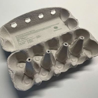 Nix drin? Seit einiger Zeit finden sich im Eierregal der Supermärkte Lücken. Viele sind nun besorgt, ob die Hühnerproduktversorgung für Ostern einen Engpass haben könnte. Erfahren Sie hier mehr zu den Gründen für den gewissen Eiermangel ... (Bild: Eggoist)