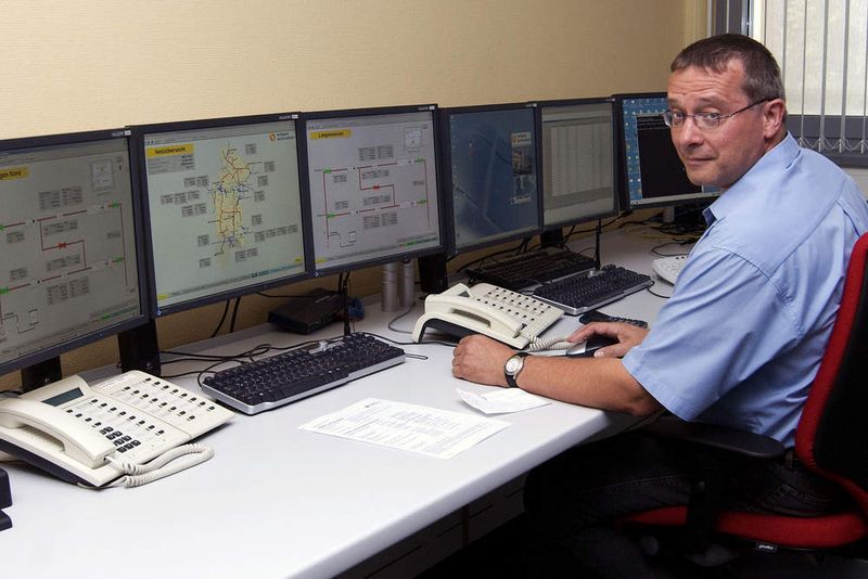 Karl-Heinz Markut, erdgas schwaben, empfängt in der Leitwarte sämtliche Messdaten der Übergabestationen.  (Bild: Turck)