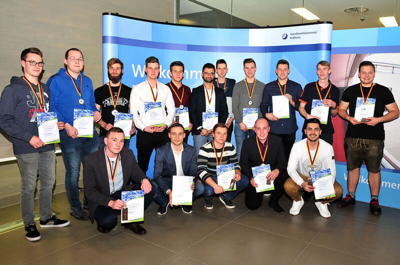 16 Landessieger traten beim Finale des Praktischen Leistungswettbewerbs (PLW) in Koblenz an. (Schmidt/»kfz-betrieb«)