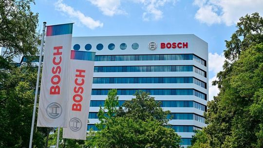 Der Bosch-Konzern hat aufgrund der schlechten Lage beschlossen, dass im Werk Nürnberg gut die Hälfte der Belegschaft abgebaut wird ...(Bild:  J.-Ph. Strobel / dpa)