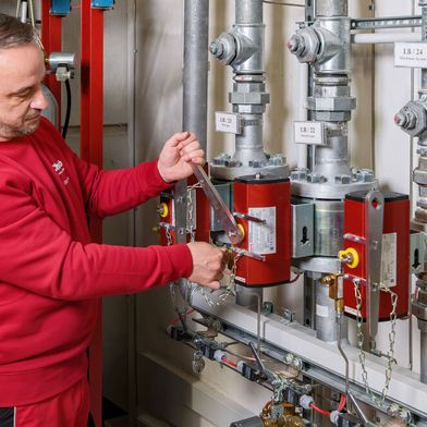 Ein Techniker von Chubb überprüft die Anlage.  (Bild: Chubb Deutschland)