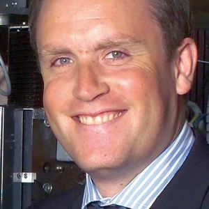 Dr. Christian Wenzel, Abteilungsleiter am Fraunhofer-Institut für Produktionstechnologie IPT in Aachen: „Durch spezielle Linsen nutzen wir das Licht zu 100% dort, wo es gebraucht wird, und steigern so die Effizienz der LED.“  
      Bild: Fraunhofer IPT