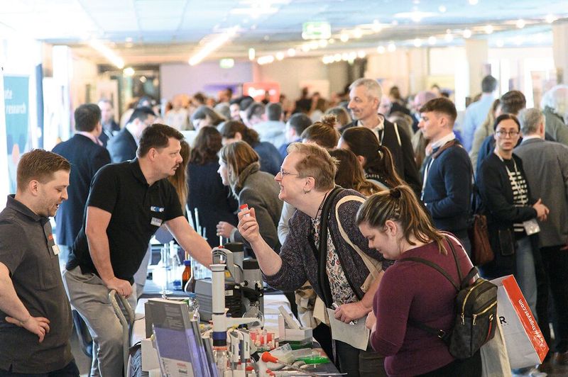 So sah es in der Produktausstellung aus. Knapp 100 Firmen hatten auf der LAB-SUPPLY Frankfurt einen Stand.   Mehr Infos zu den kommenden LAB-SUPPLY-Messen finden Sie auf www.lab-supply.info (Bild: Stefan Stark)