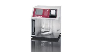 BBF Sterilisationsservice bietet die partikuläre Überprüfung von Medizinprodukten an. Dazu werden partikuläre Kontaminationen von den Oberflächen der Implantate extrahiert und im Anschluss am erzielten Eluat die Partikelzahlen nach dem Prinzip der Lichtblockade bestimmt. Hier zu sehen: eine Partikelmessung mittels Lichtblockade. (Pamas GmbH)