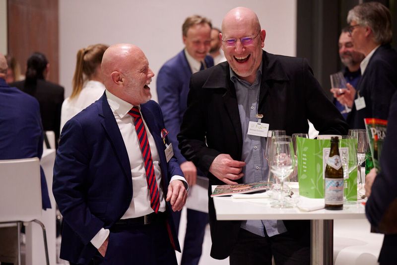 Impressionen vom ELEKTRONIKPRAXIS Frühlingsfest 2023 im Ketterer Kunst mit der Verabschiedung von Johann Wiesböck.  (Bild: © EYE AM CHRIS)