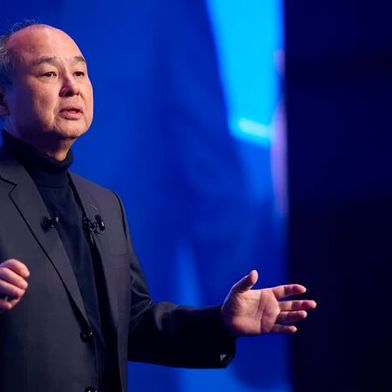 Hier spricht Softbank-CEO Masayoshi Son über die Implementierung von einer Milliarde KI-Agenten in der gesamten Gruppe auf der „Softbank World 2025“. Diese sollen rund um die Uhr, 365 Tage im Jahr, arbeiten. Nun investiert das Unternehmen in Frankreich. (Bild: Softbank)